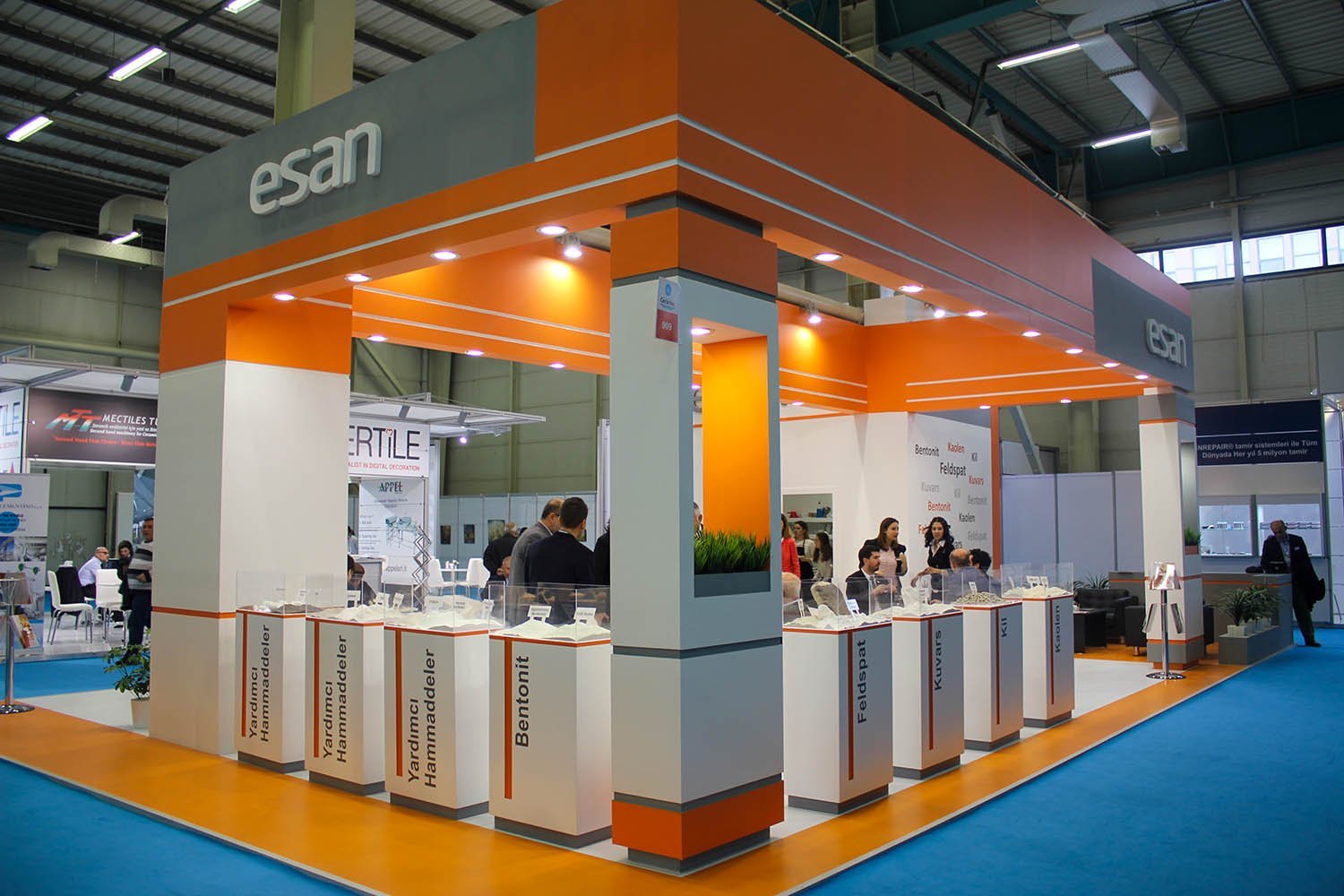 Lake boyalı ahşap stand detayı