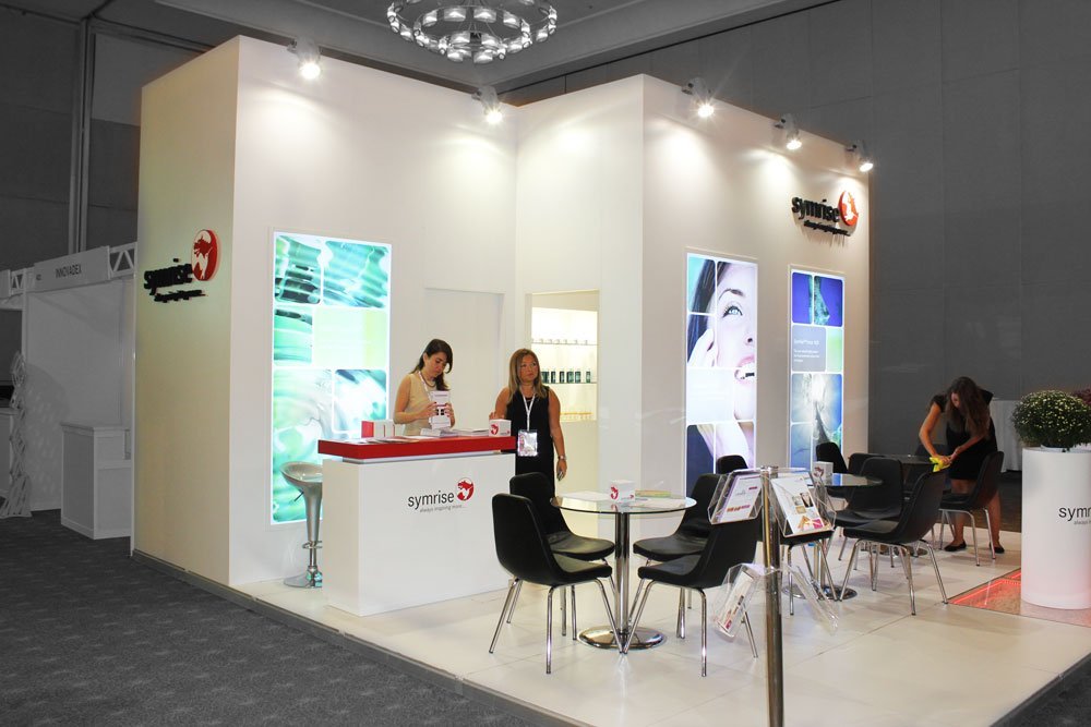 Metal çatkı detayı — Symrise stand uygulaması