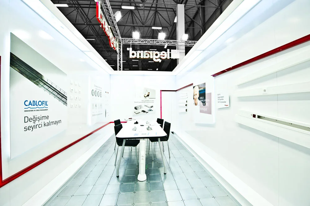 MaxiPlus modüler sistem standı — Legrand projesi